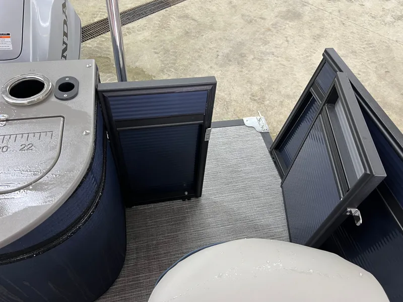 Slide: The Image of Qwest 818 E XRE CRUISE LTZ 2022 - 27