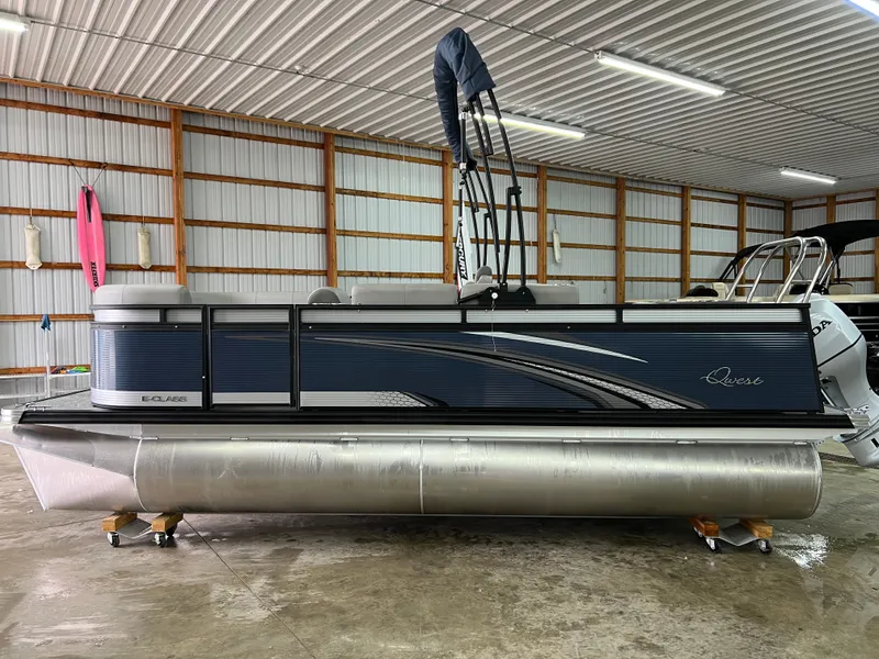 Slide: The Image of Qwest 818 E XRE CRUISE LTZ 2022 - 8