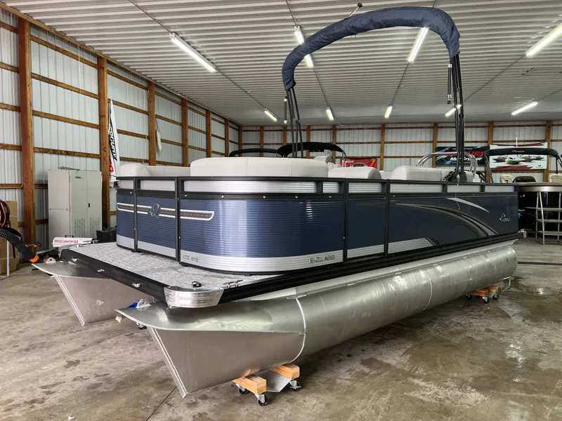 Slide: The Image of Qwest 818 E XRE CRUISE LTZ 2022 - 9