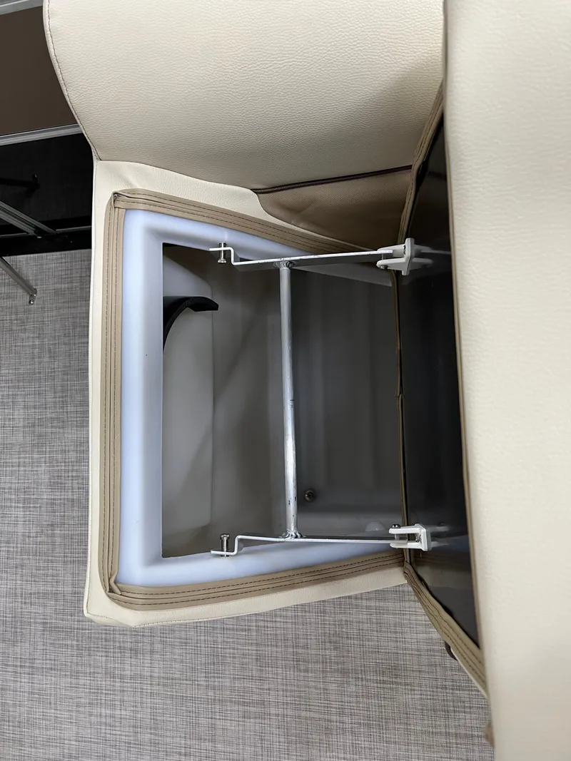 Slide: The Image of Coach Pontoons 221 RFC 1-SERIES SPORTTOON 2022 - 12