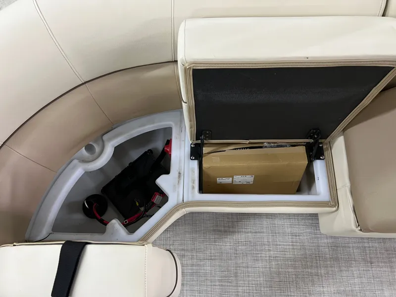 Slide: The Image of Coach Pontoons 221 RFC 1-SERIES SPORTTOON 2022 - 23