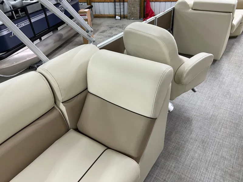 Slide: The Image of Coach Pontoons 221 RFC 1-SERIES SPORTTOON 2022 - 24