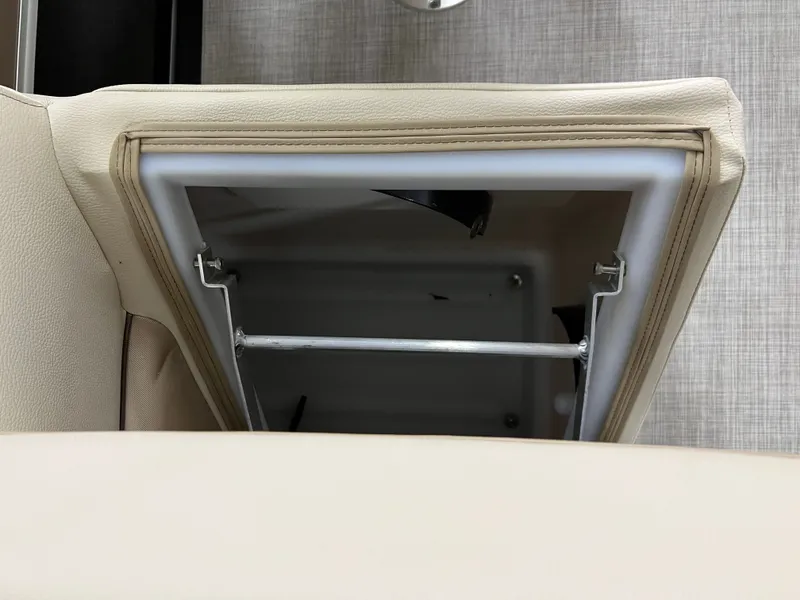 Slide: The Image of Coach Pontoons 221 RFC 1-SERIES SPORTTOON 2022 - 25