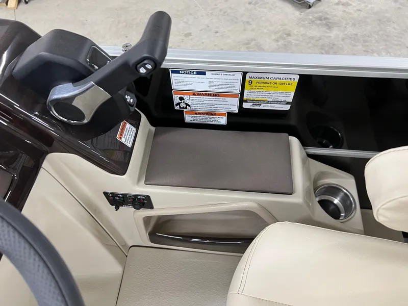 Slide: The Image of Coach Pontoons 221 RFC 1-SERIES SPORTTOON 2022 - 23