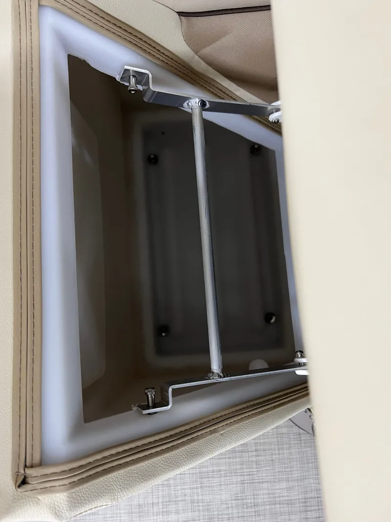 Slide: The Image of Coach Pontoons 221 RFC 1-SERIES SPORTTOON 2022 - 32