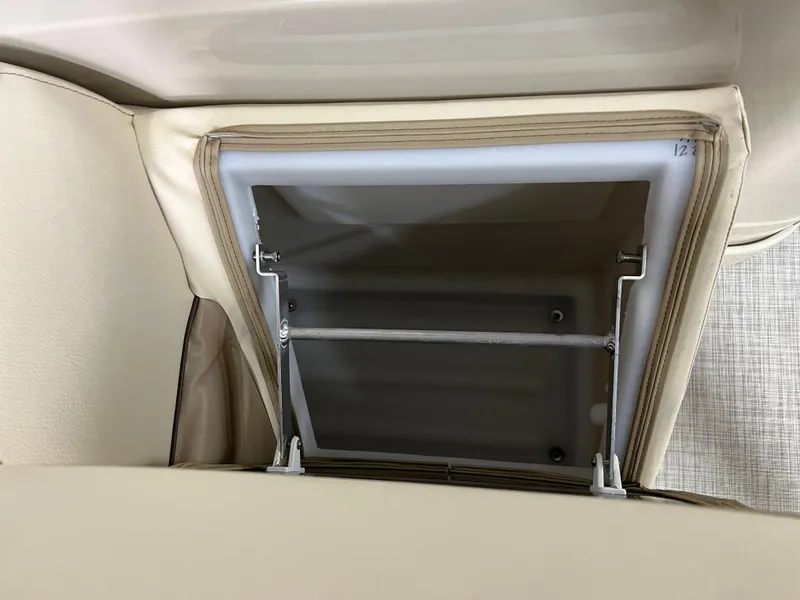 Slide: The Image of Coach Pontoons 221 RFC 1-SERIES SPORTTOON 2022 - 12