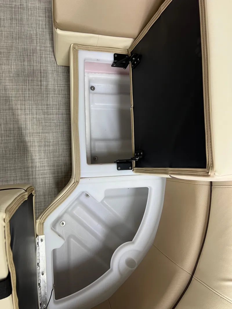 Slide: The Image of Coach Pontoons 221 RFC 1-SERIES SPORTTOON 2022 - 13