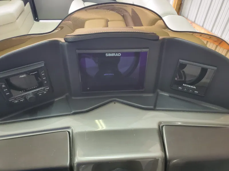 Slide: The Image of Coach Pontoons 243 RFC 3-SERIES 2022 - 10