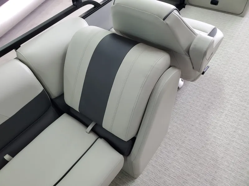 Slide: The Image of Coach Pontoons 243 RFC 3-SERIES 2022 - 15