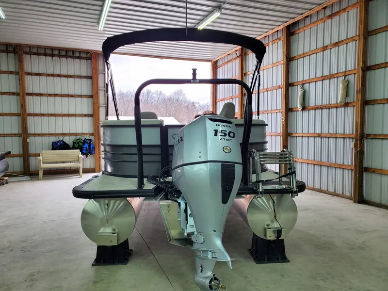 Slide: The Image of Coach Pontoons 243 RFC 3-SERIES 2022 - 17