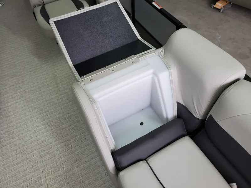 Slide: The Image of Coach Pontoons 243 RFC 3-SERIES 2022 - 24