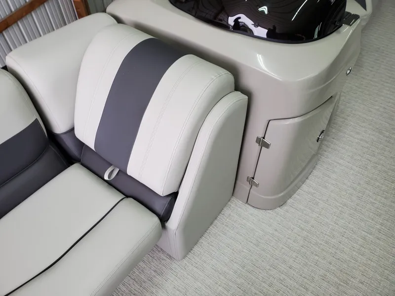 Slide: The Image of Coach Pontoons 243 RFC 3-SERIES 2022 - 25