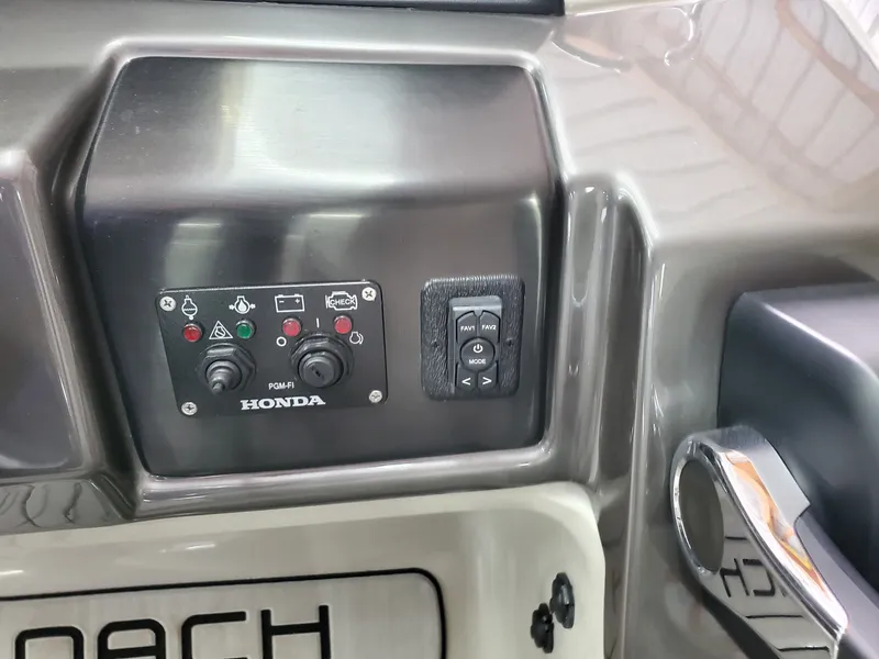 Slide: The Image of Coach Pontoons 243 RFC 3-SERIES 2022 - 27