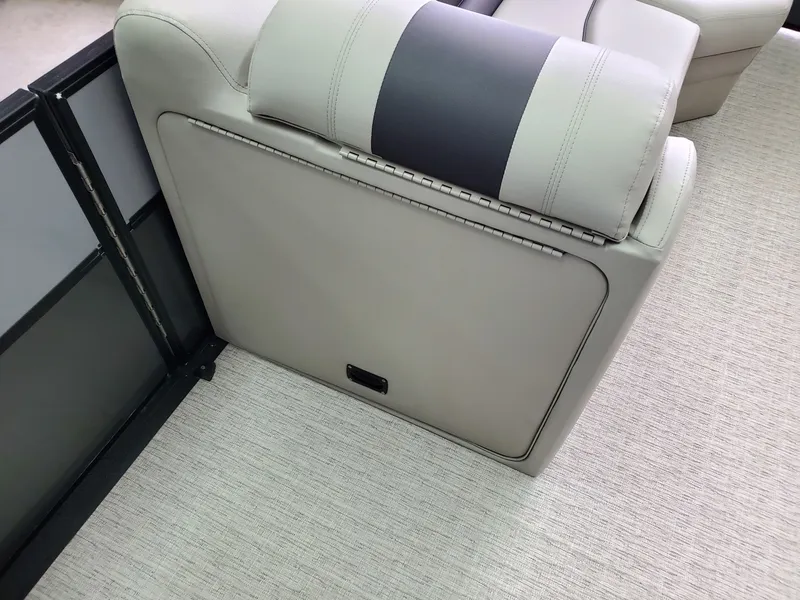 Slide: The Image of Coach Pontoons 243 RFC 3-SERIES 2022 - 31