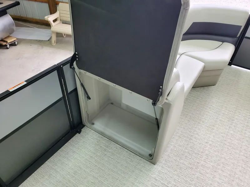 Slide: The Image of Coach Pontoons 243 RFC 3-SERIES 2022 - 32