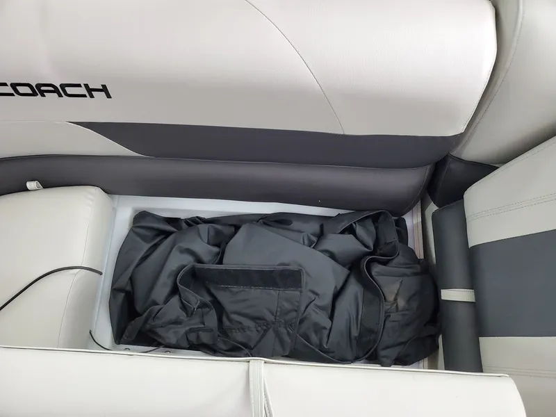 Slide: The Image of Coach Pontoons 243 RFC 3-SERIES 2022 - 42