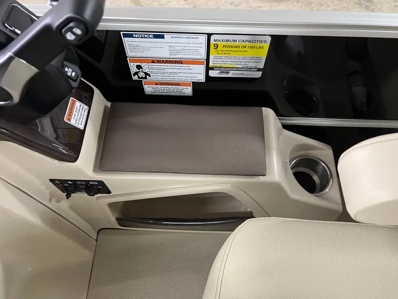 Slide: The Image of Coach Pontoons 221 RFC 1-SERIES SPORTTOON 2022 - 23