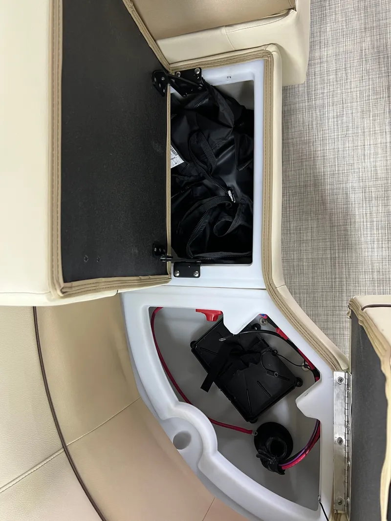 Slide: The Image of Coach Pontoons 221 RFC 1-SERIES SPORTTOON 2022 - 28