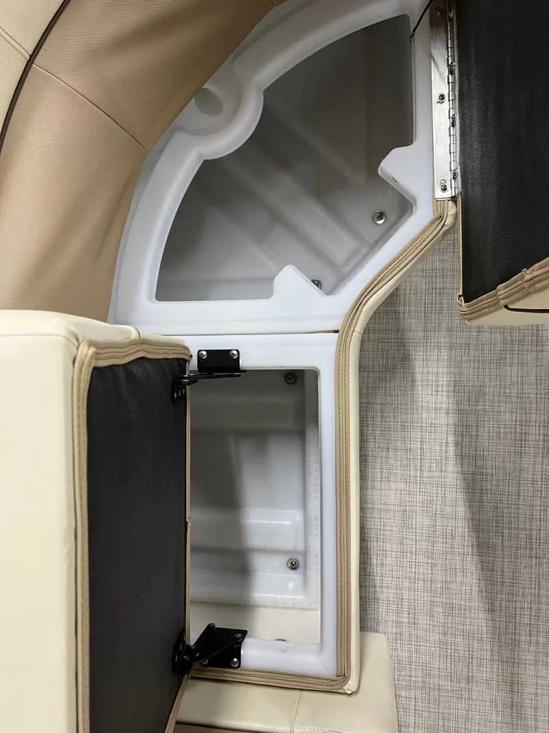 Slide: The Image of Coach Pontoons 221 RFC 1-SERIES SPORTTOON 2022 - 29