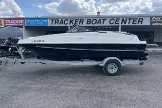 The Image of Bayliner 195 Deck Boat 2017 - undefined