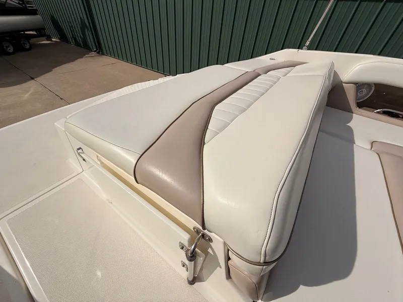 Slide: The Image of Regal 2000 Bowrider 2003, white and beige seat cushion. - 25