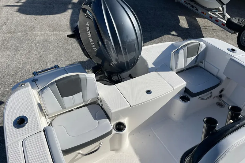 Slide: The Image of 2026 Robalo R200 Center Console boat with Yamaha engine, featuring comfortable seating and cup holders. - 18