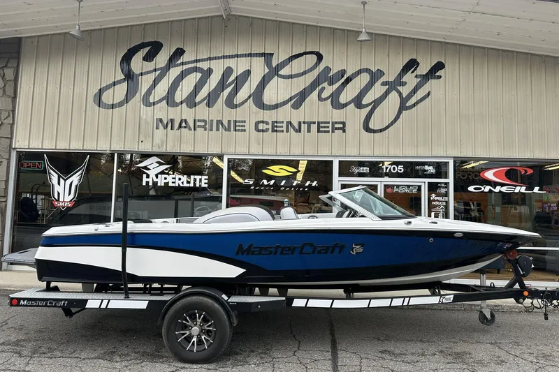 The Image of 2015 MasterCraft ProStar boat on trailer at StanCraft Marine Center. - 1