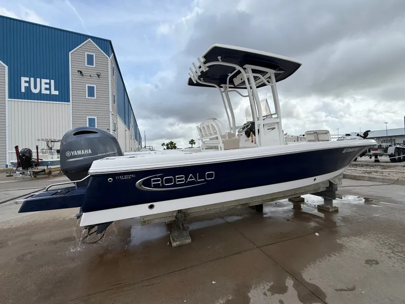 Slide: The Image of Robalo Cayman 226 2021 - 1