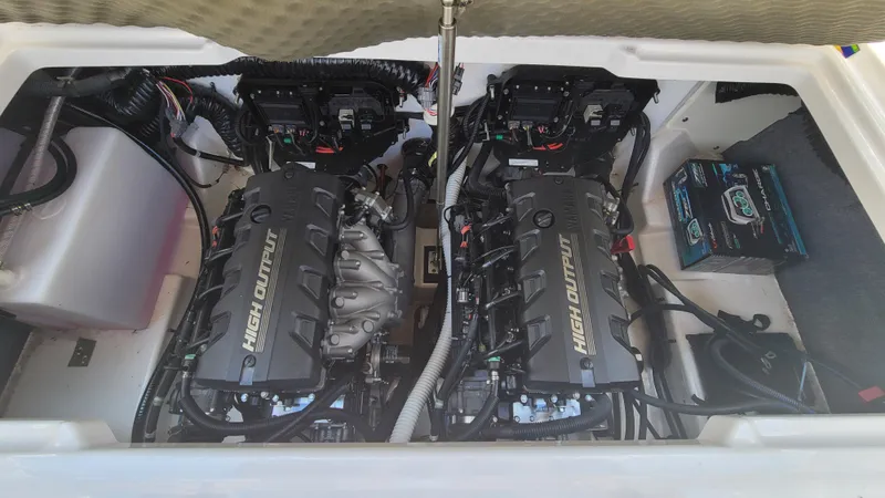 Slide: The Image of Twin engines in a 2021 Yamaha Boats 252SD, showcasing high output performance. - 27
