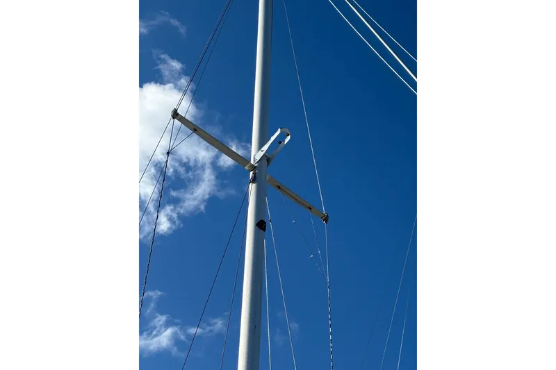 Slide: The Image of Mast of 1996 Catalina 36 MkII sailboat against clear blue sky. - 13