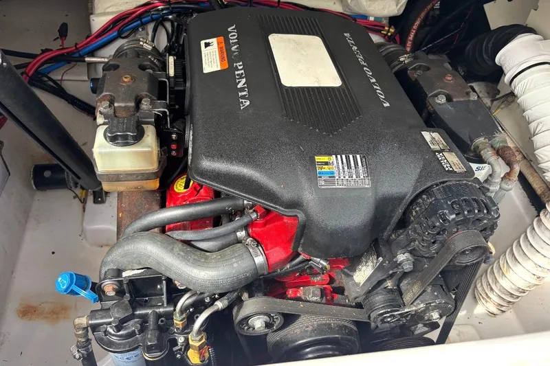 Slide: The Image of Volvo Penta engine in 2005 Four Winns 250 Horizon boat, detailed view. - 7