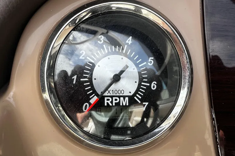Slide: The Image of Tachometer of 2022 Chaparral 23 SSi boat displaying RPM gauge. - 18