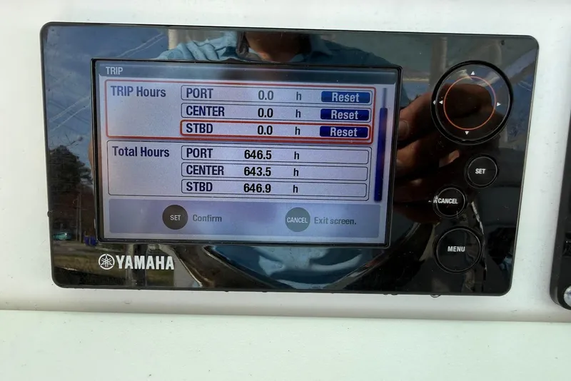 Slide: The Image of Yamaha display showing engine hours for Everglades 355 Center Console, 2017 model. - 10