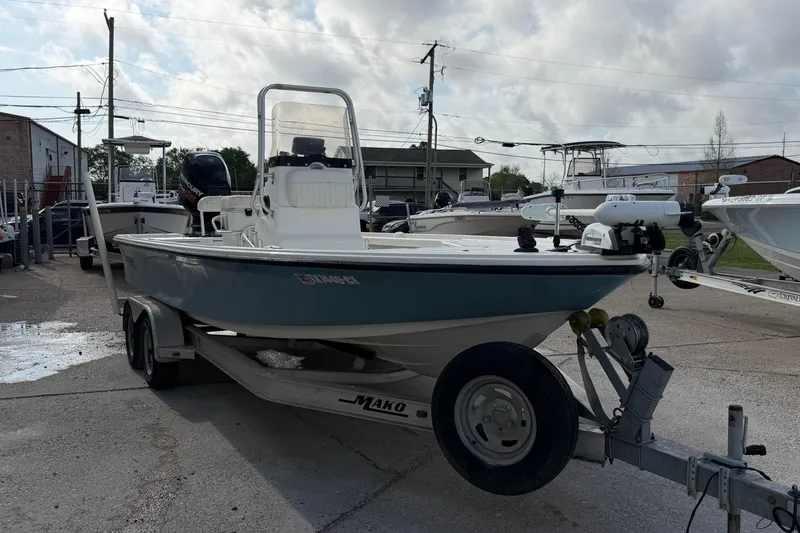 The Image of 2014 Mako 21 LTS boat on trailer, parked outdoors at a marina. - 7