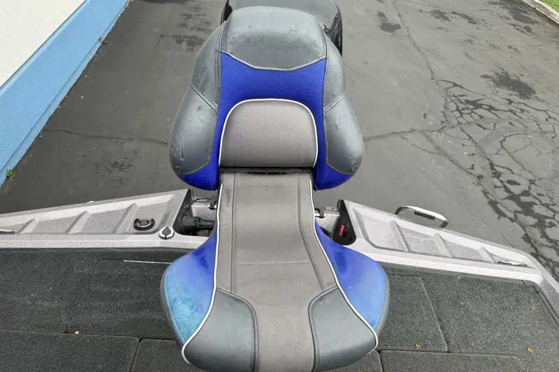 Slide: The Image of 2017 Ranger Z185 boat seat with blue and gray upholstery on a textured deck. - 20