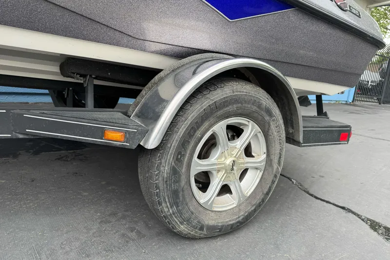 Slide: The Image of 2017 Ranger Z185 boat trailer wheel and fender detail. - 5