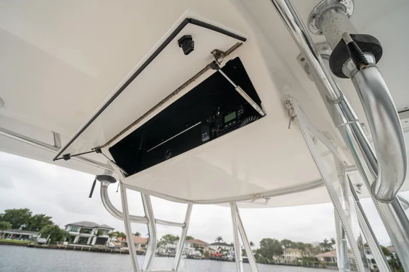 Slide: The Image of 2006 Venture Center Console boat with open electronics compartment, dockside view. - 32