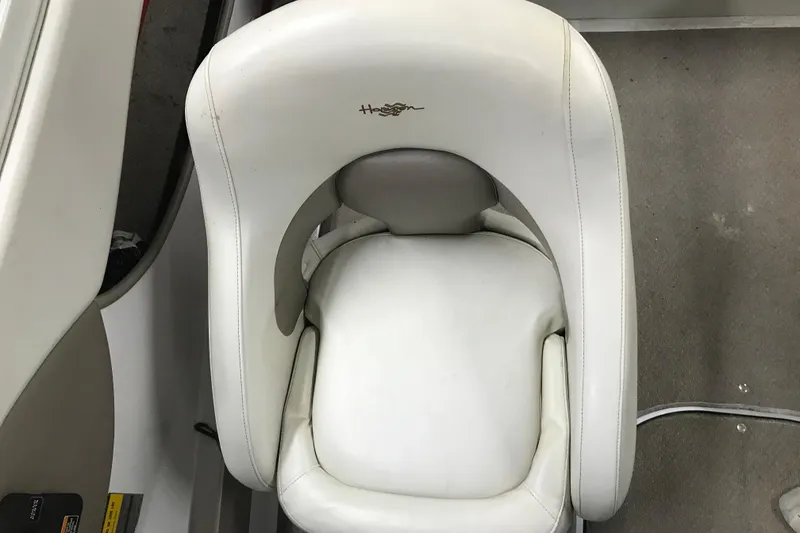 Slide: The Image of White leather seat in a 2002 Four Winns 180 Horizon boat. - 16