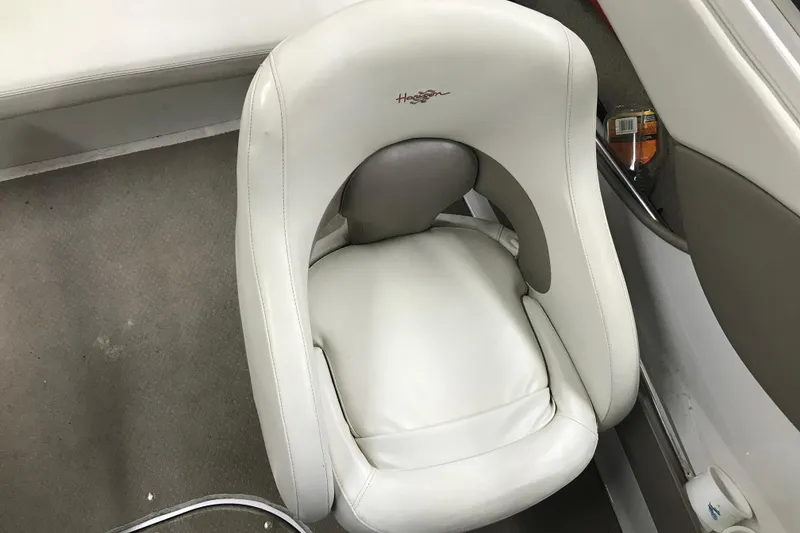 Slide: The Image of 2002 Four Winns 180 Horizon boat seat, white leather upholstery, top view. - 17