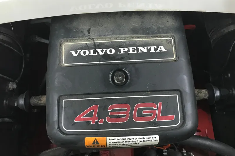 Slide: The Image of Volvo Penta 4.3GL engine in 2002 Four Winns 180 Horizon boat. - 19