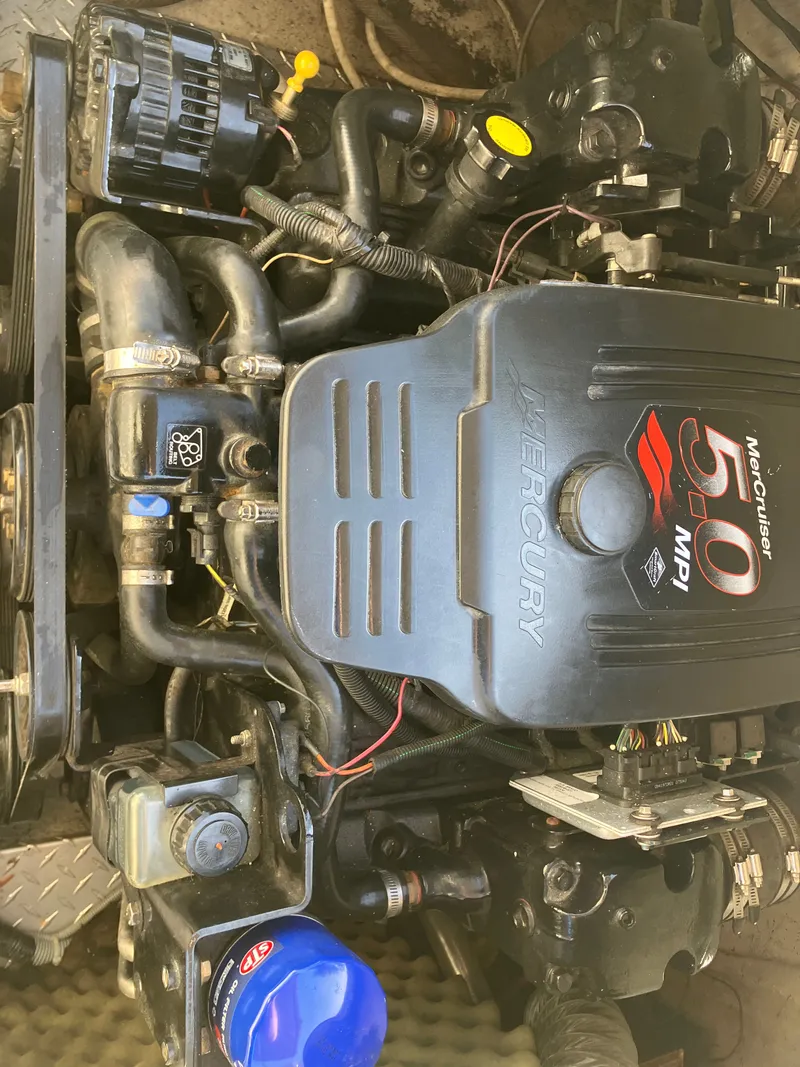 Slide: The Image of Mercury MerCruiser 5.0 MPI engine in 2004 Hurricane 201 GS boat. - 21