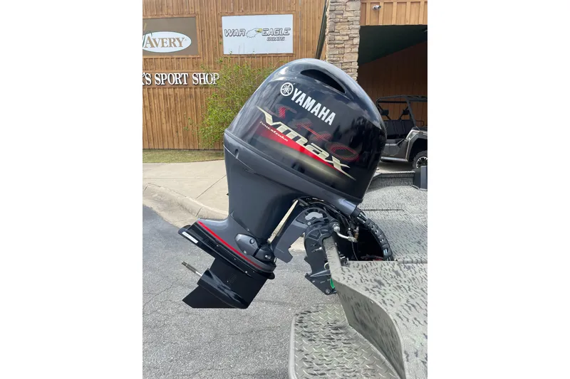 Slide: The Image of Yamaha VMAX outboard motor on War Eagle 961 Blackhawk, 2026 model, at a sport shop. - 7