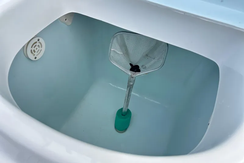 Slide: The Image of Livewell interior of 2015 Cape Horn 32 XS boat with net and drain. - 18