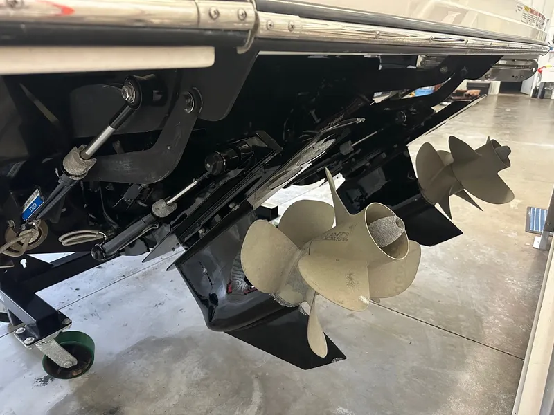 Slide: The Image of Sea Ray SLX 350 2024 - 11