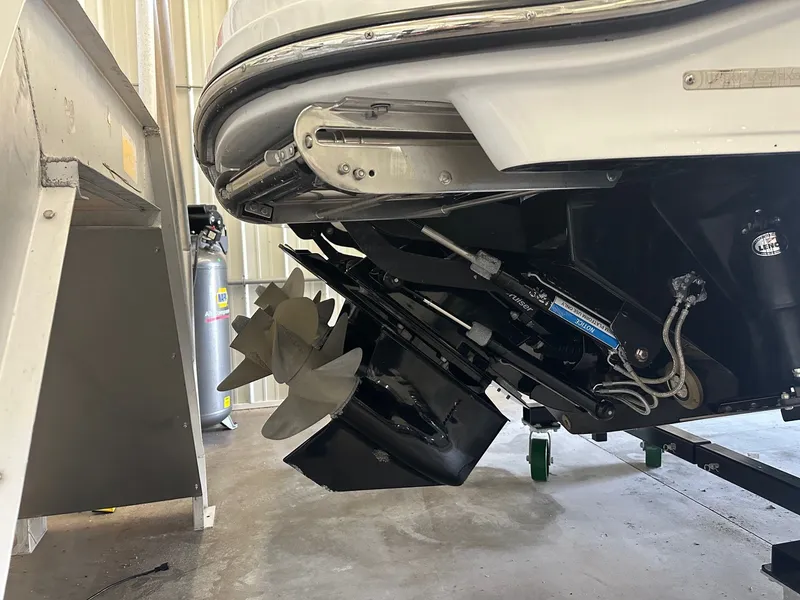 Slide: The Image of Sea Ray SLX 350 2024 - 12