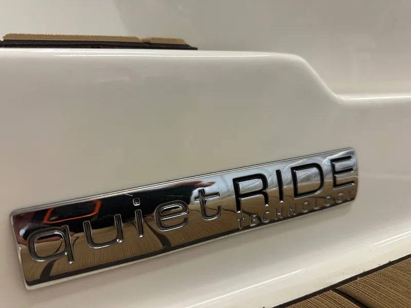 Slide: The Image of Sea Ray SLX 350 2024 - 13