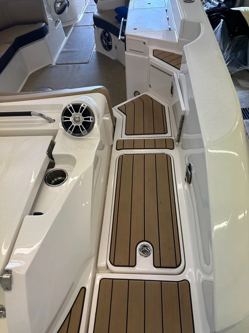 Slide: The Image of Sea Ray SLX 350 2024 - 16