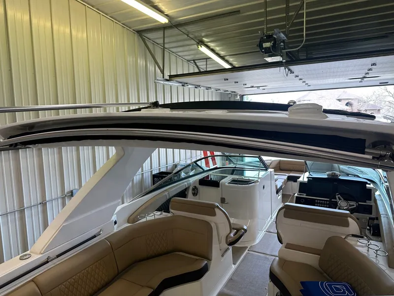 Slide: The Image of Sea Ray SLX 350 2024 - 19