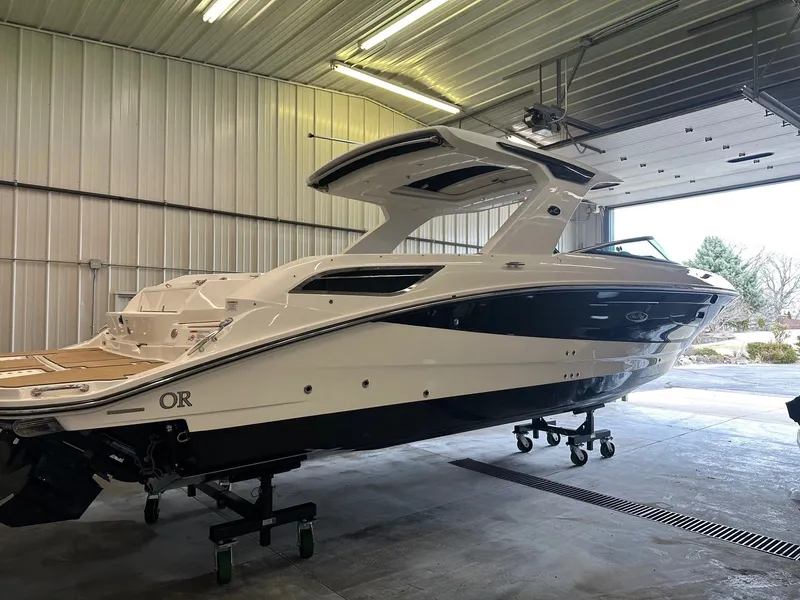 Slide: The Image of Sea Ray SLX 350 2024 - 2