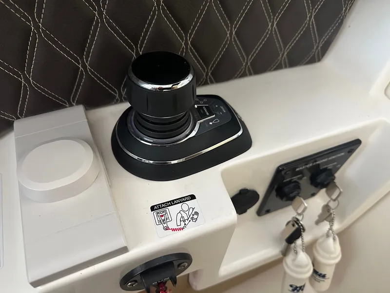 Slide: The Image of Sea Ray SLX 350 2024 - 23